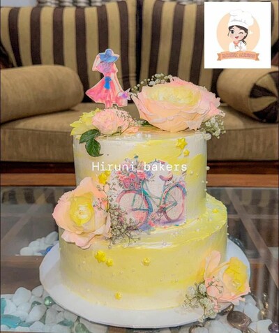 Customize cake with butter icing with fresh flowers